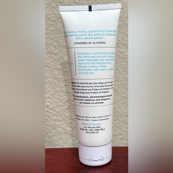 Nwt Neo Cleanse Gentle Face Cleanser. By NeoCutis. 4.23 oz. - Picture 2 of 2